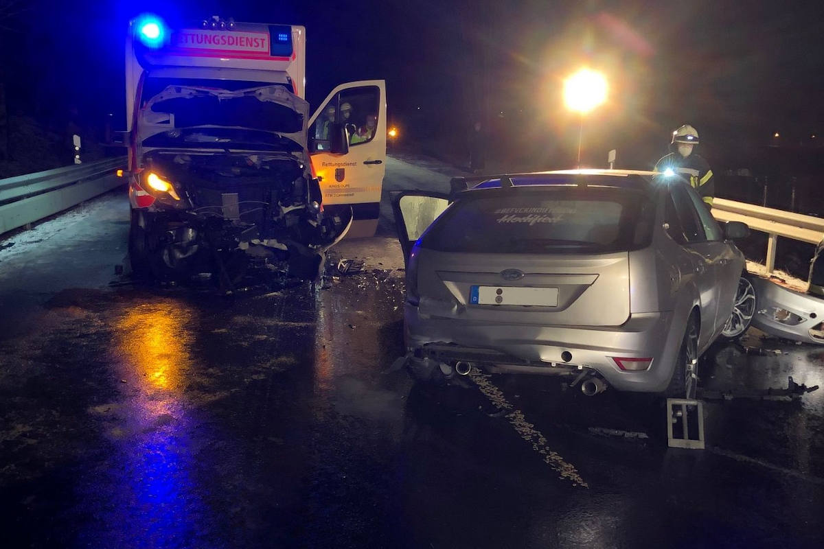 Lennestadt – Heftige Kollision mit Rettungswagen