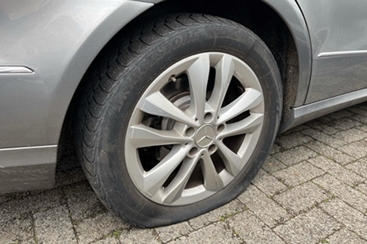 Monheim am Rhein – Reifen an mindestens acht Autos zerstochen