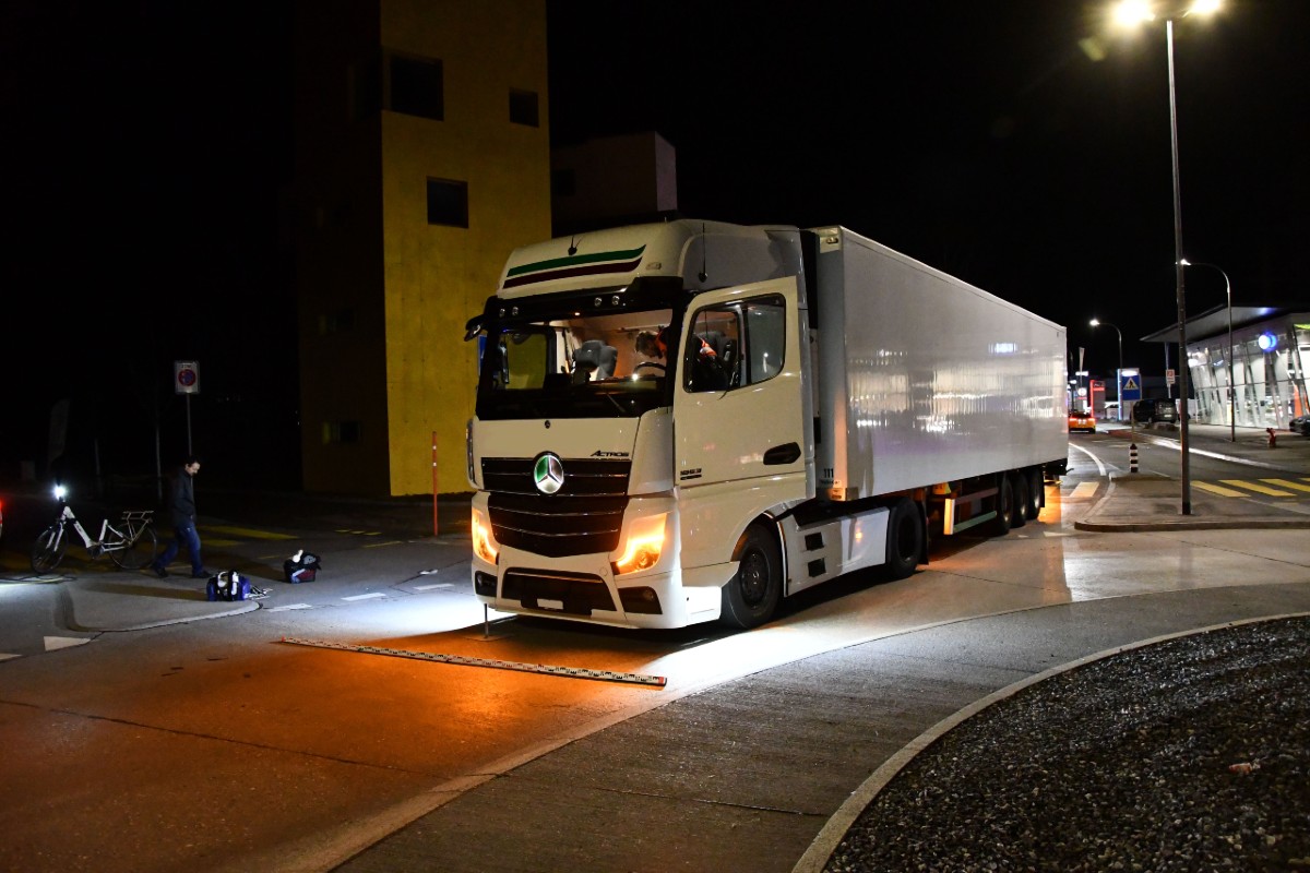 Chur GR - Lastwagen kollidiert im Kreisel mit E-Bikerin