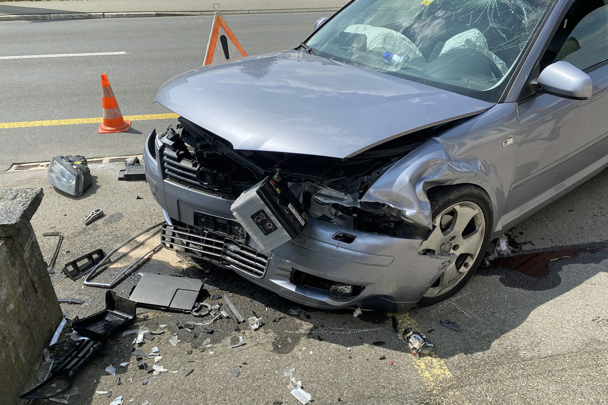 Nebikon LU - Nach Kollision mit Gartenmauer erheblich verletzt