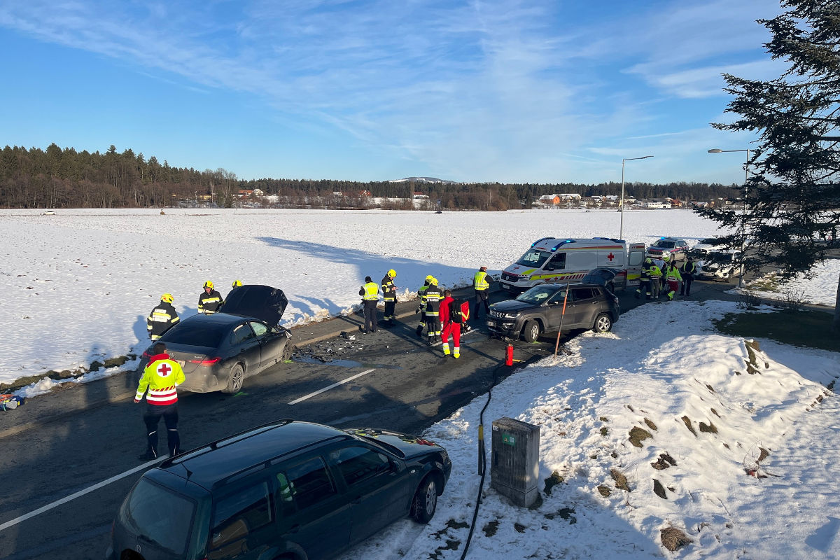 St. Martin im Sulmtal – Rettungswagen kollidiert mit Pkw von Feuerwehrleuten