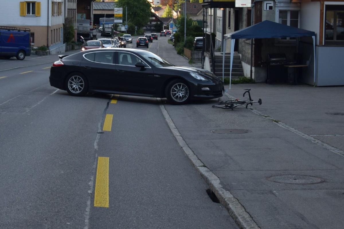 Porschefahrer übersieht Rennvelofahrer in Herisau AR