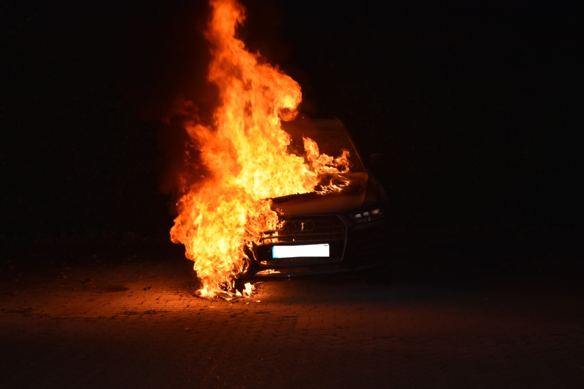 Stade -  Unbekannter setzt Audi in Brand