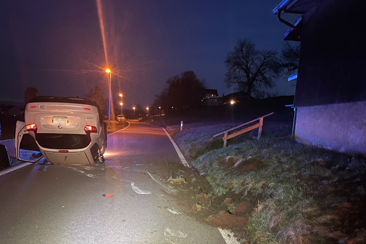 Niederwil AG - Unter Alkoholeinfluss von Strasse abgekommen - Nissan landet auf dem Dach