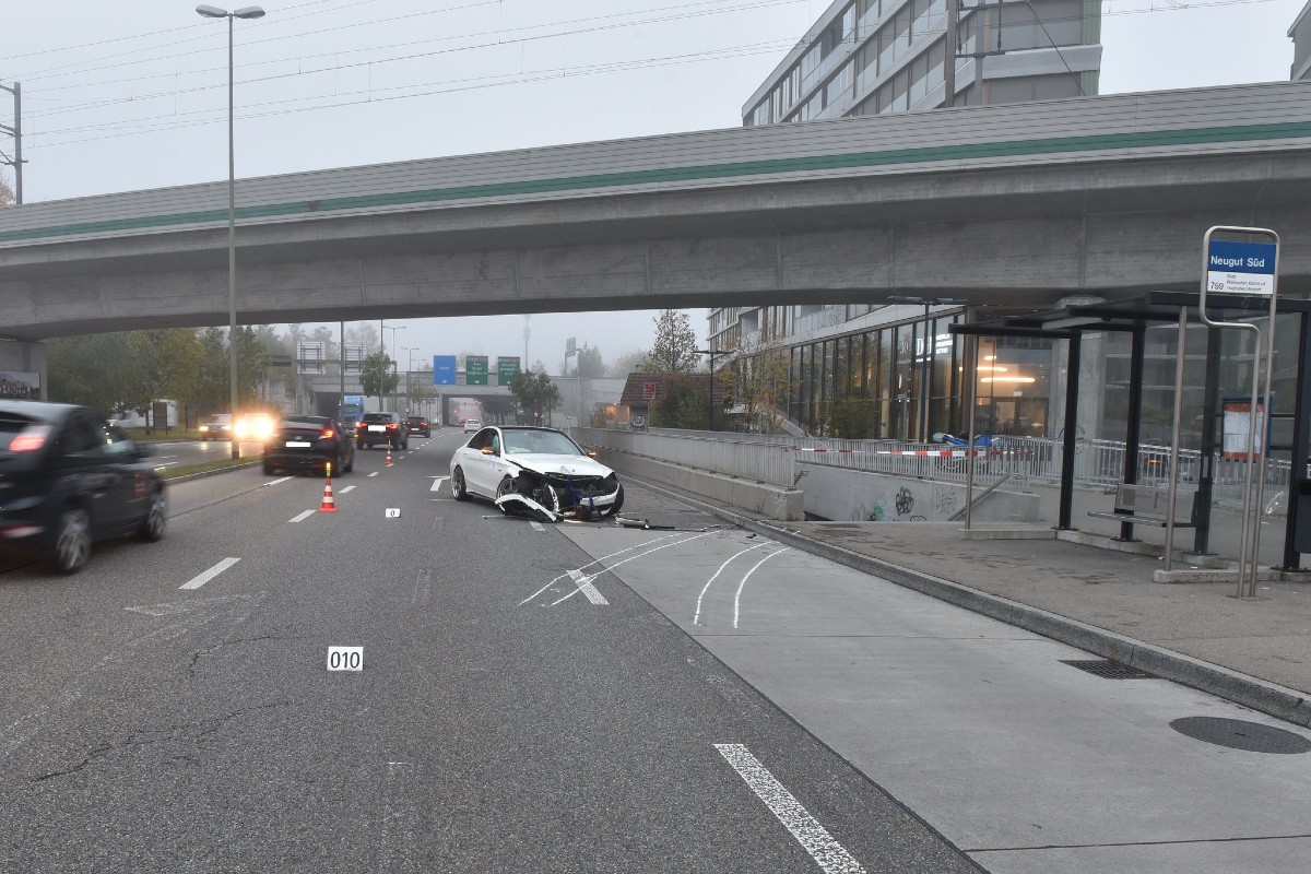 Dübendorf ZH - Junger Autolenker im Mercedes baut heftigen Selbstunfall