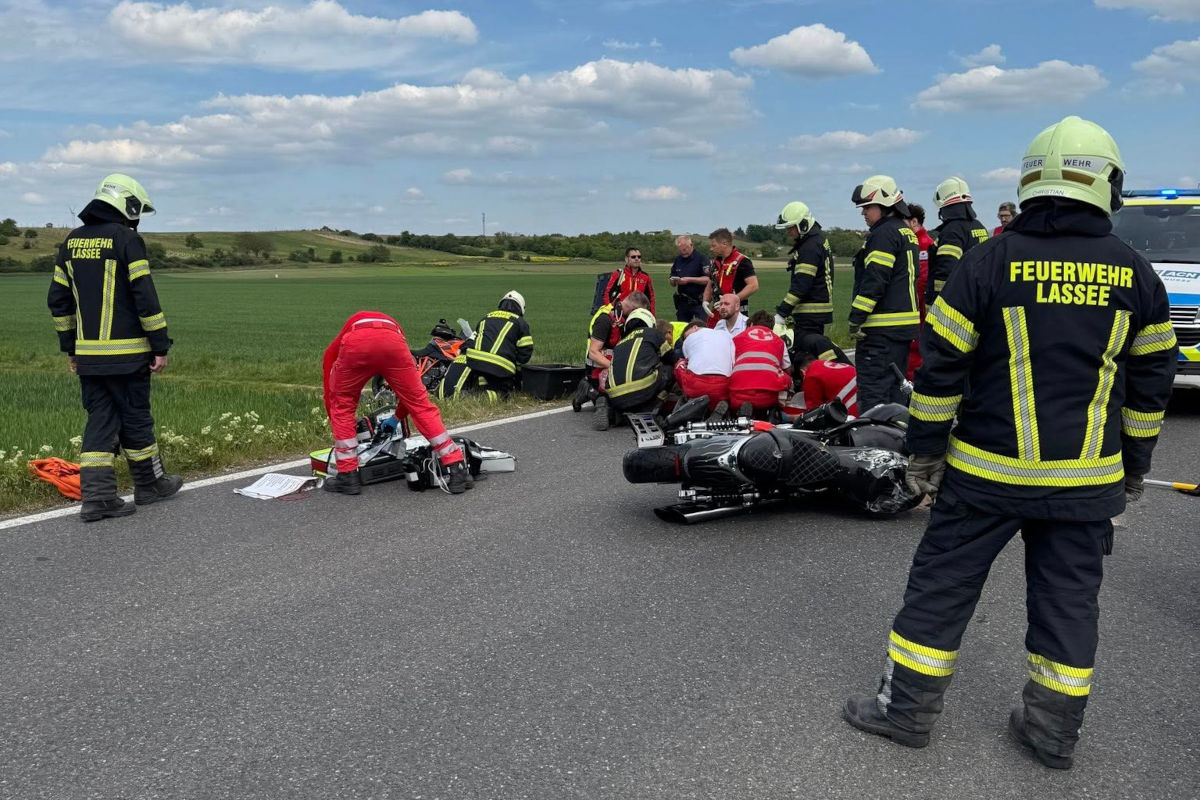 Lassee – Schwerer Unfall zwischen Pkw und Motorrädern