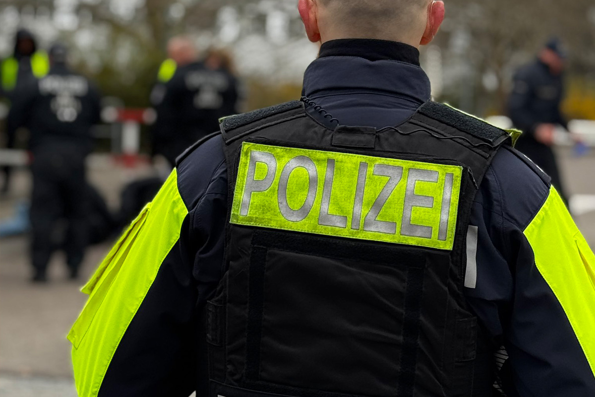 Berlin – Demonstranten kleben sich vor Werksgelände fest