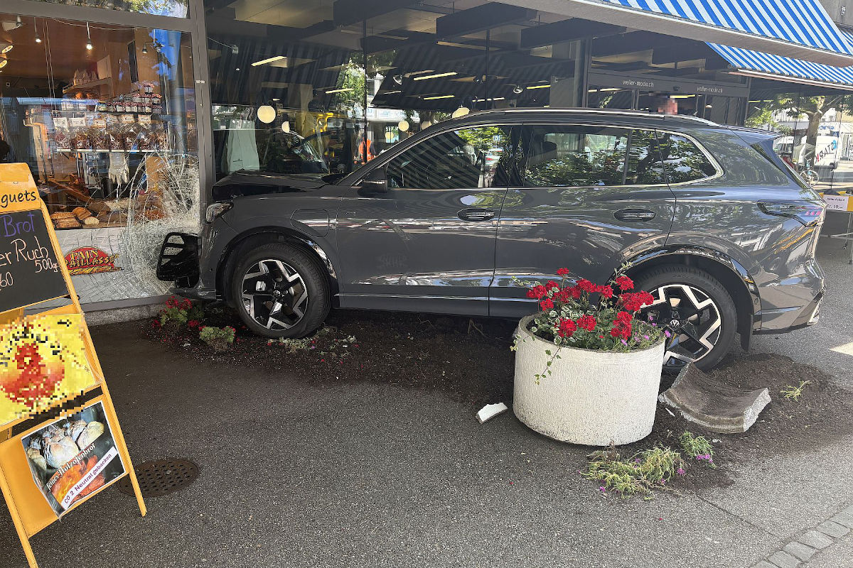 Selbstunfall in Muttenz BL – Autofahrer kollidiert mit Schaufenster einer Bäckerei