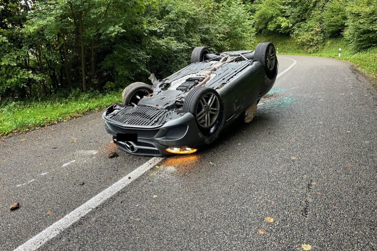 Saignelégier JU – Auto überschlägt sich bei Unfall