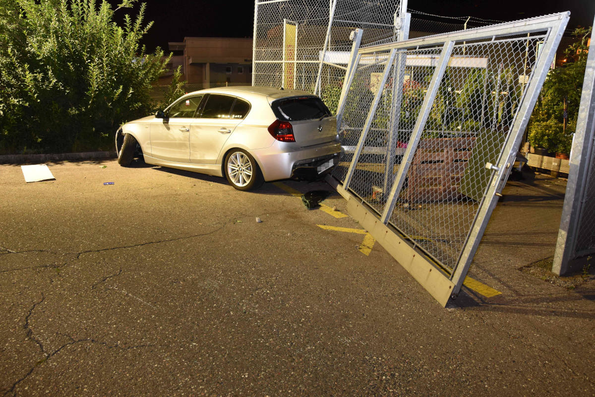 Mels SG – Fahrunfähig in Zaun gekracht