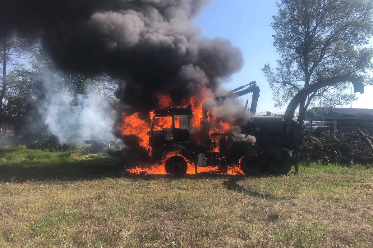 Graz – Holzhäcksler auf Lkw gerät in Brand