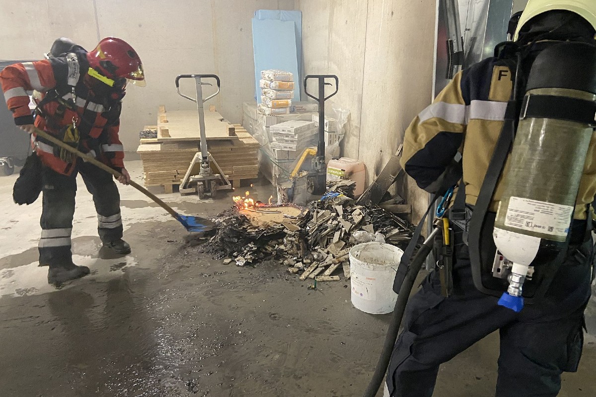 Frenkendorf BL - Baumaterialien in Brand geraten