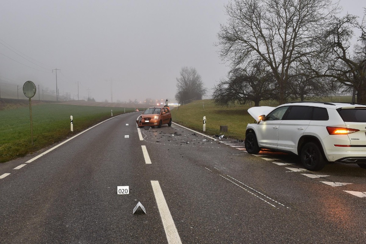 Eglisau ZH - Schwangere Frau nach Unfall verletzt