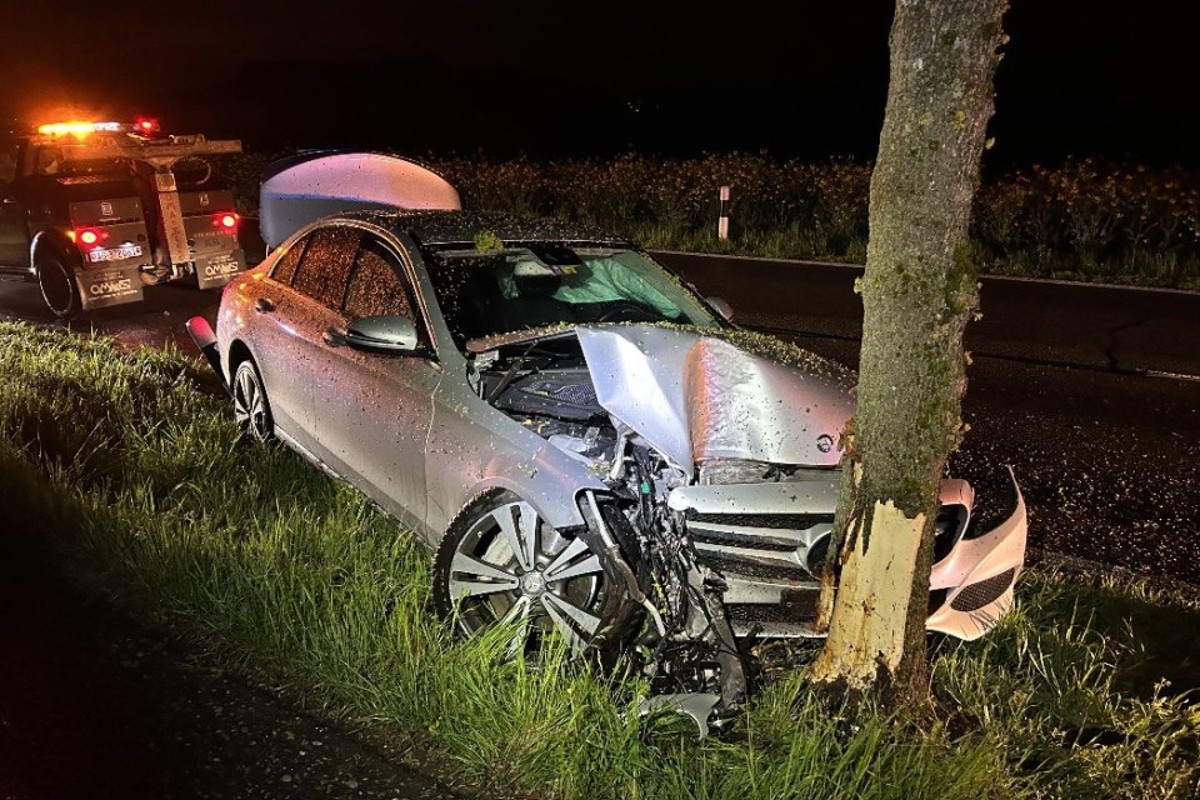 Würenlos AG - Im Mercedes gegen Baum geprallt