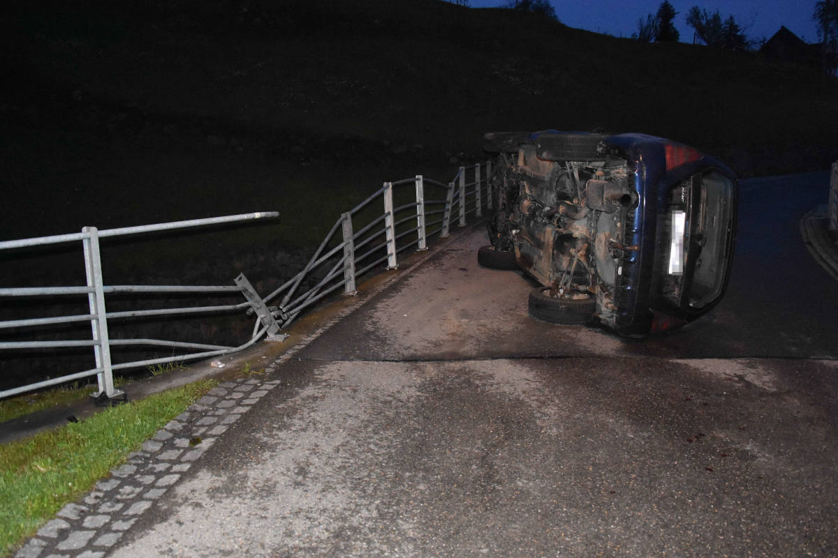 Grabs SG – Fahrunfähig mit dem Auto auf der Seite gelandet