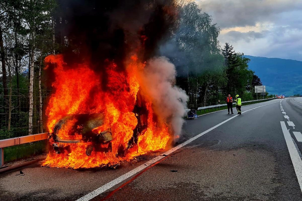 Trübbach SG - Fahrzeug  auf der A13 ausgebrannt