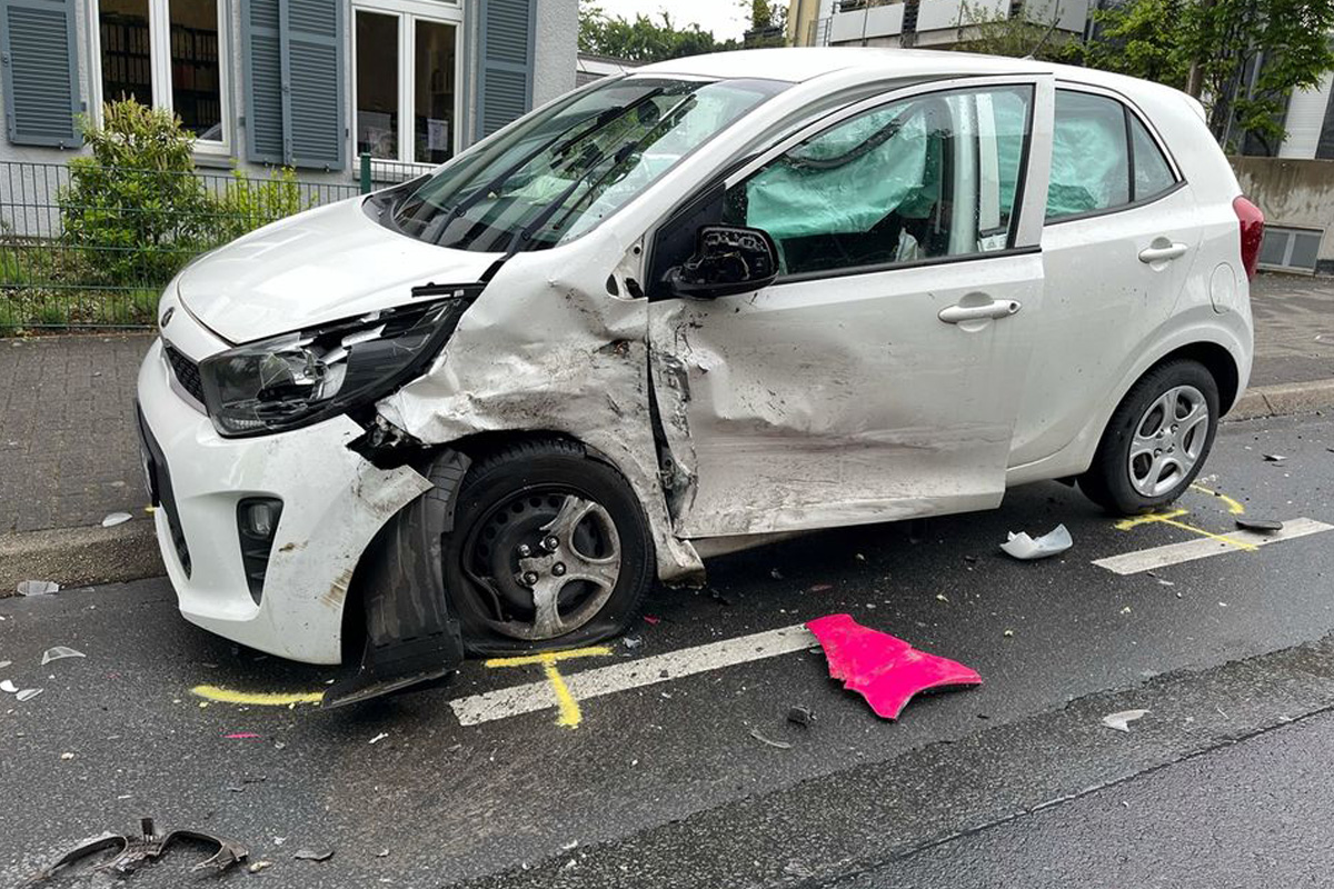 Bergisch Gladbach – Zwei Verletzte bei Unfall im Gegenverkehr