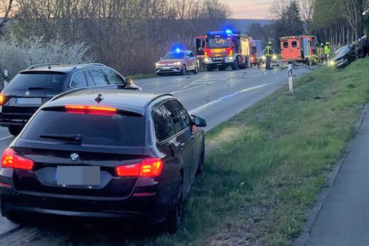 Höxter – Schwerer Unfall im Gegenverkehr mit drei Verletzten