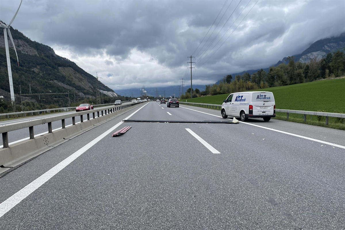 A13 Trimmis GR – Auf Autobahn Ladung  verloren