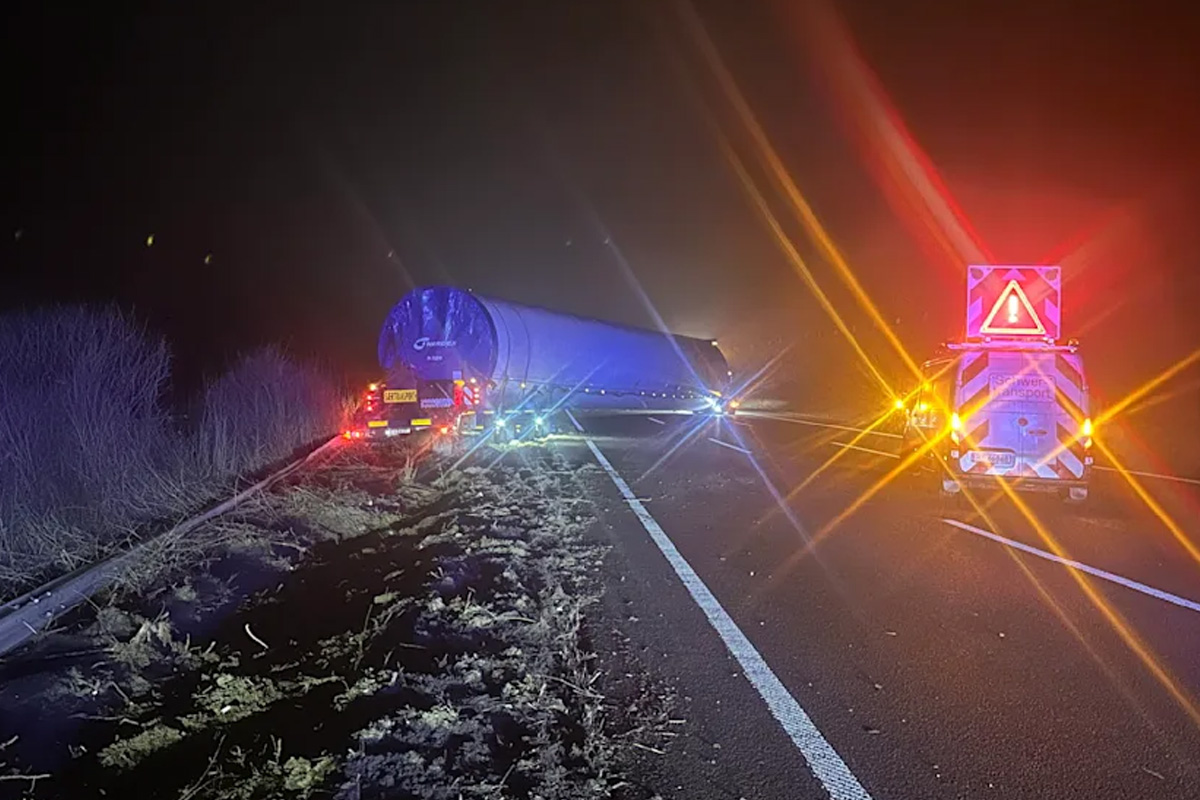 Helmstedt – Schwertransport mit Windrad blockiert A2 nach Unfall