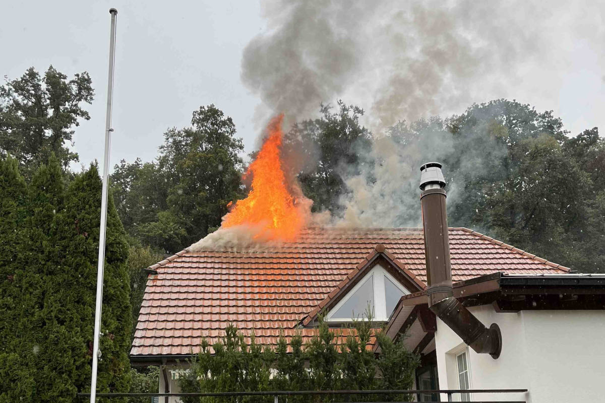 Würenlos AG – Brand zerstört Dachstock eines Hauses