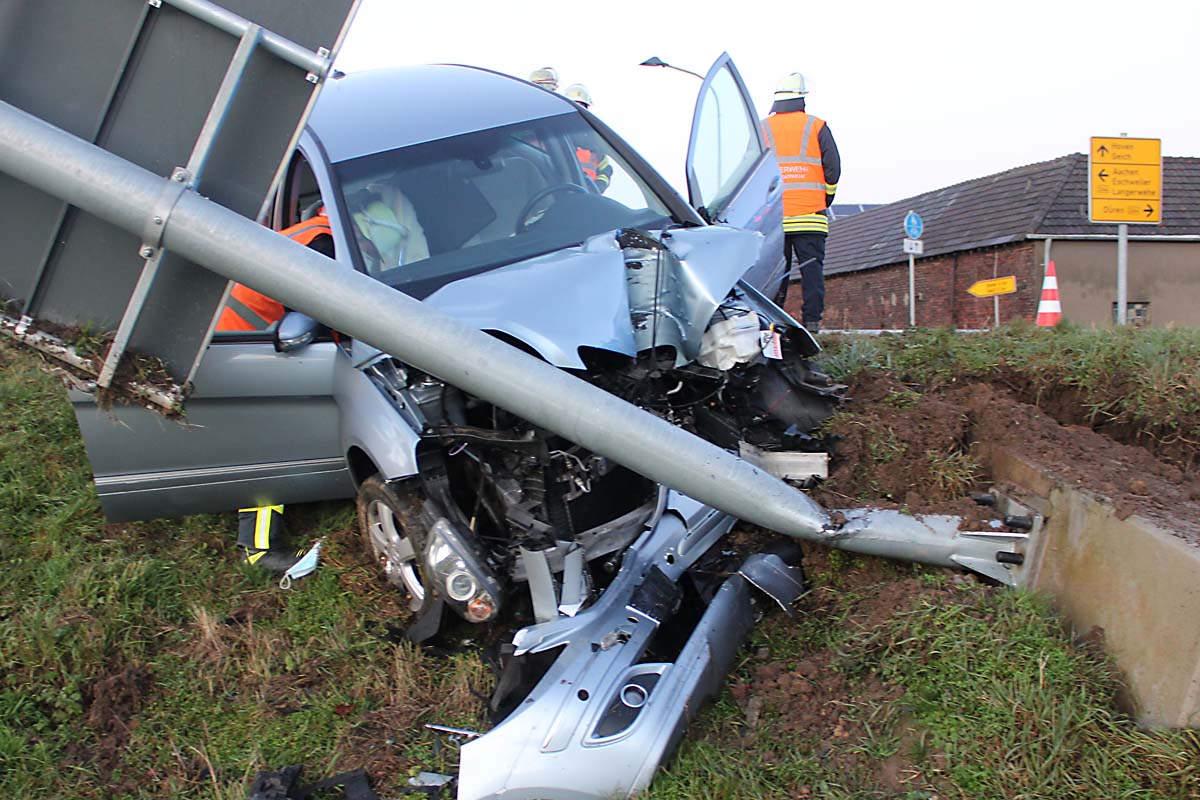 Langerwehe - Fahrer schwer verletzt!
