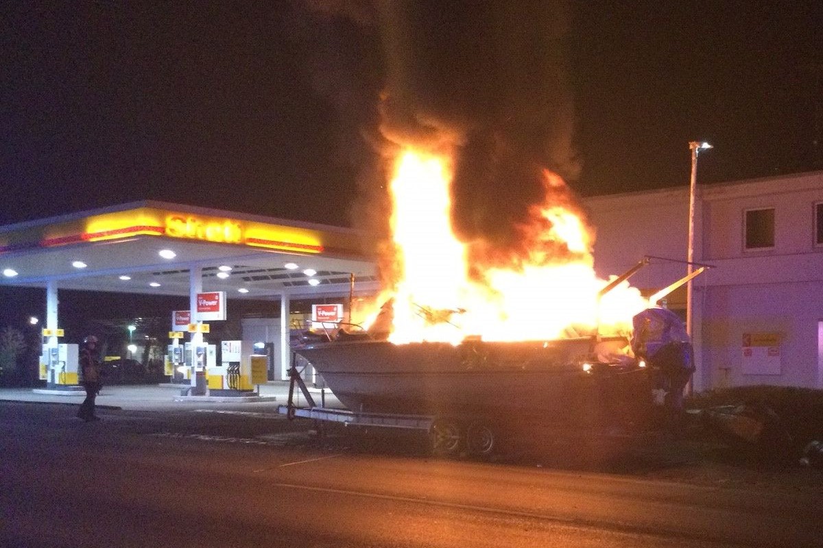 Bonn – Brand einer Motorjacht vor einer Tankstelle