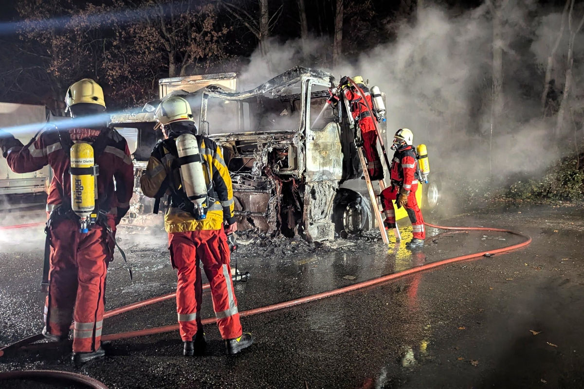 Dietikon ZH – Lastwagen und Sattelschlepper in Brand