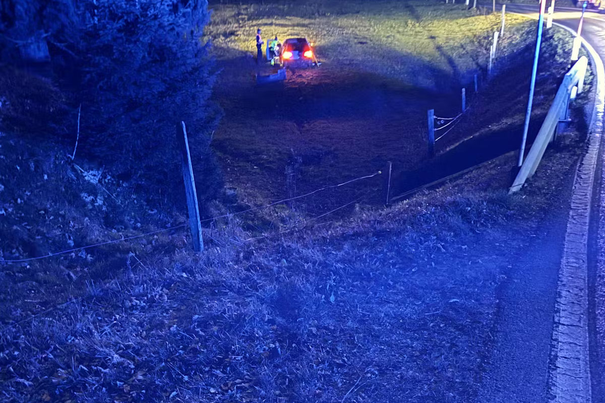 Unfall in Mont-Crosin BE – Auto stürzt Böschung hinab