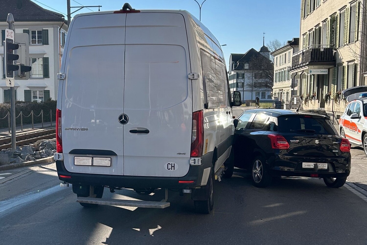 Unfall in Bühler AR - Lieferwagen rammt Auto