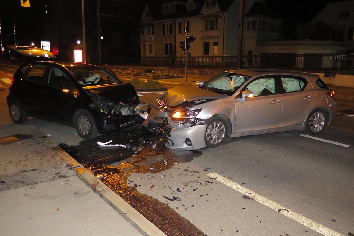 Münchenstein BL - Massiv beschädigte Autos nach Unfall