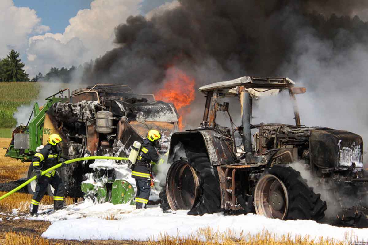 Reichenthal - Traktors samt Ballenpresse ausgebrannt