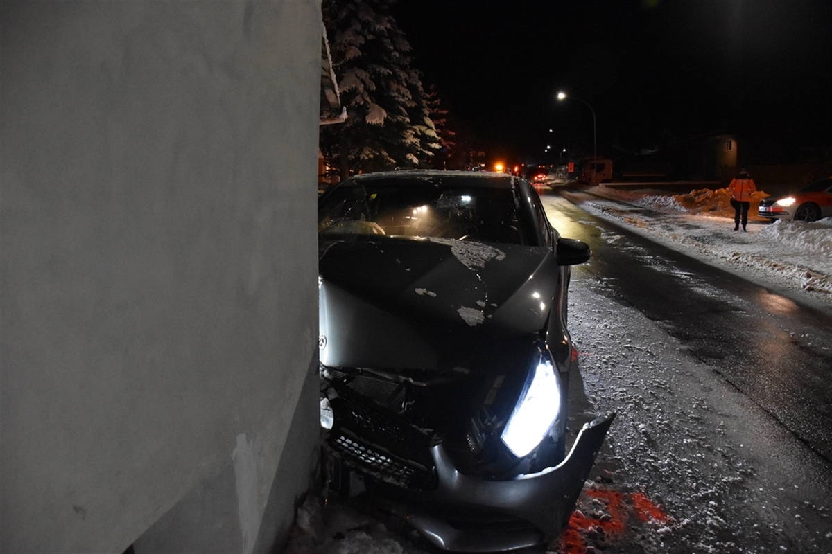 Casaccia GR - Autofahrerin prallt gegen eine Hausecke 