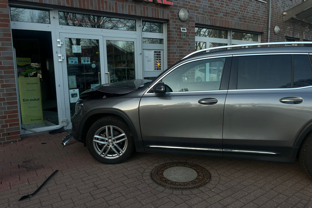 Harsefeld – Senior fährt mit SUV gegen Eingang einer Apotheke