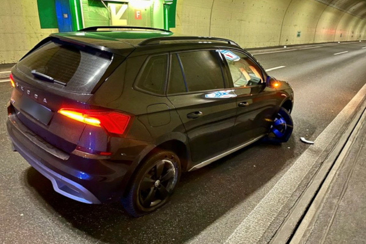 A16 Delémont JU – Bei Tunnel in Leitplanke gekracht