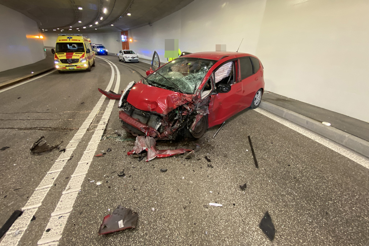 Lenzburg AG - LKW gerät im Tunnel auf Gegenfahrbahn und prallt in Auto!