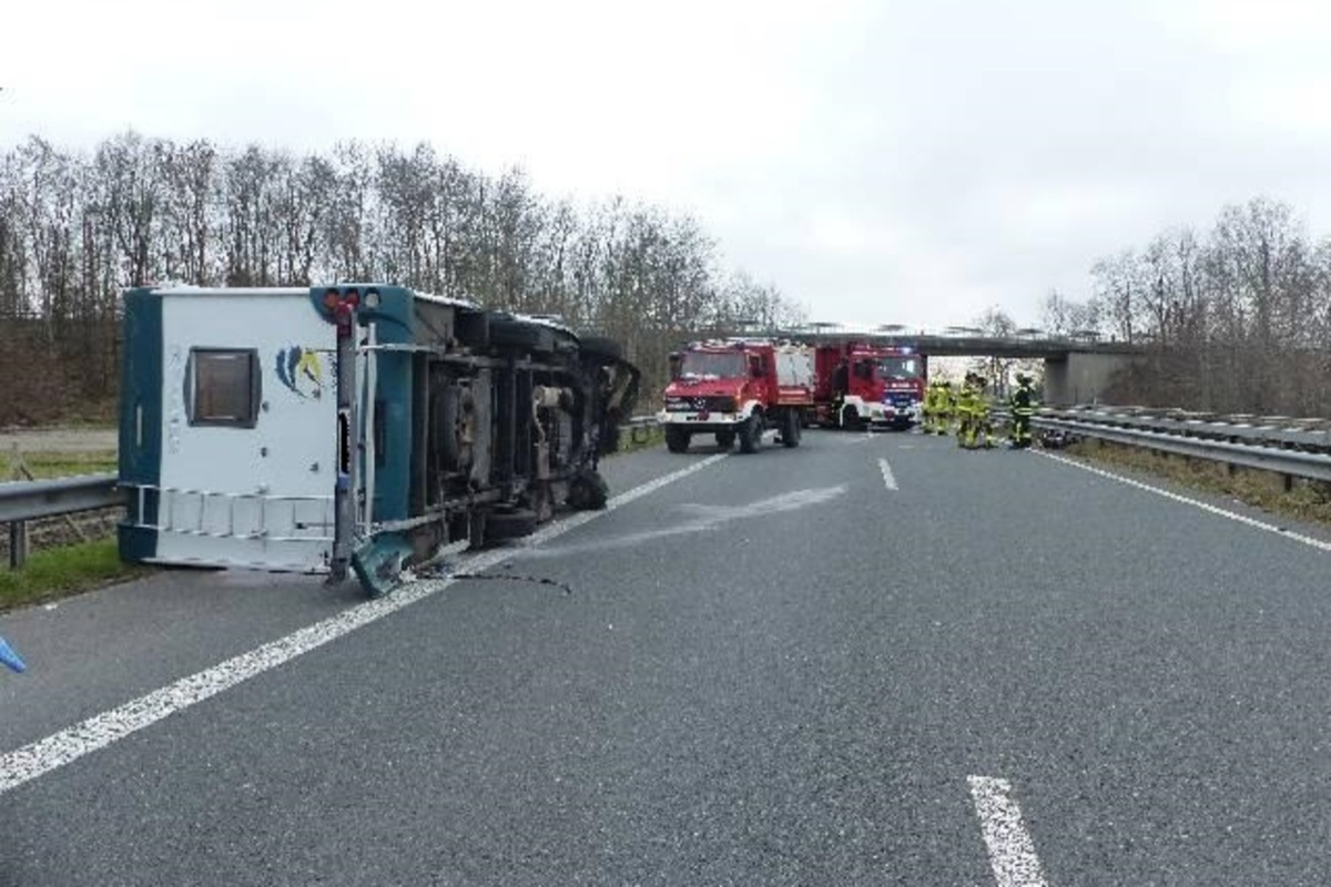 Starke Windböe – Wohnmobil überschlägt sich auf A27