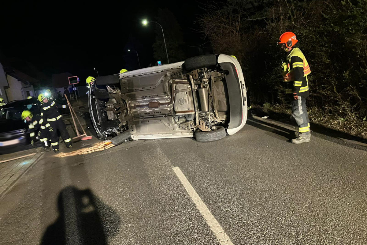 Schwarzau am Steinfeld – Pkw kippt bei Unfall um