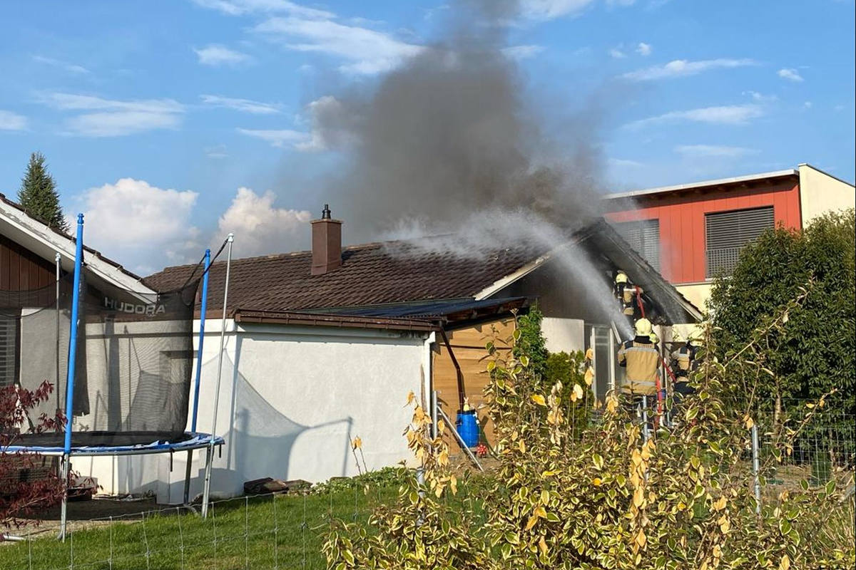 Ettingen BL – Dachstockbrand erfordert Feuerwehreinsatz