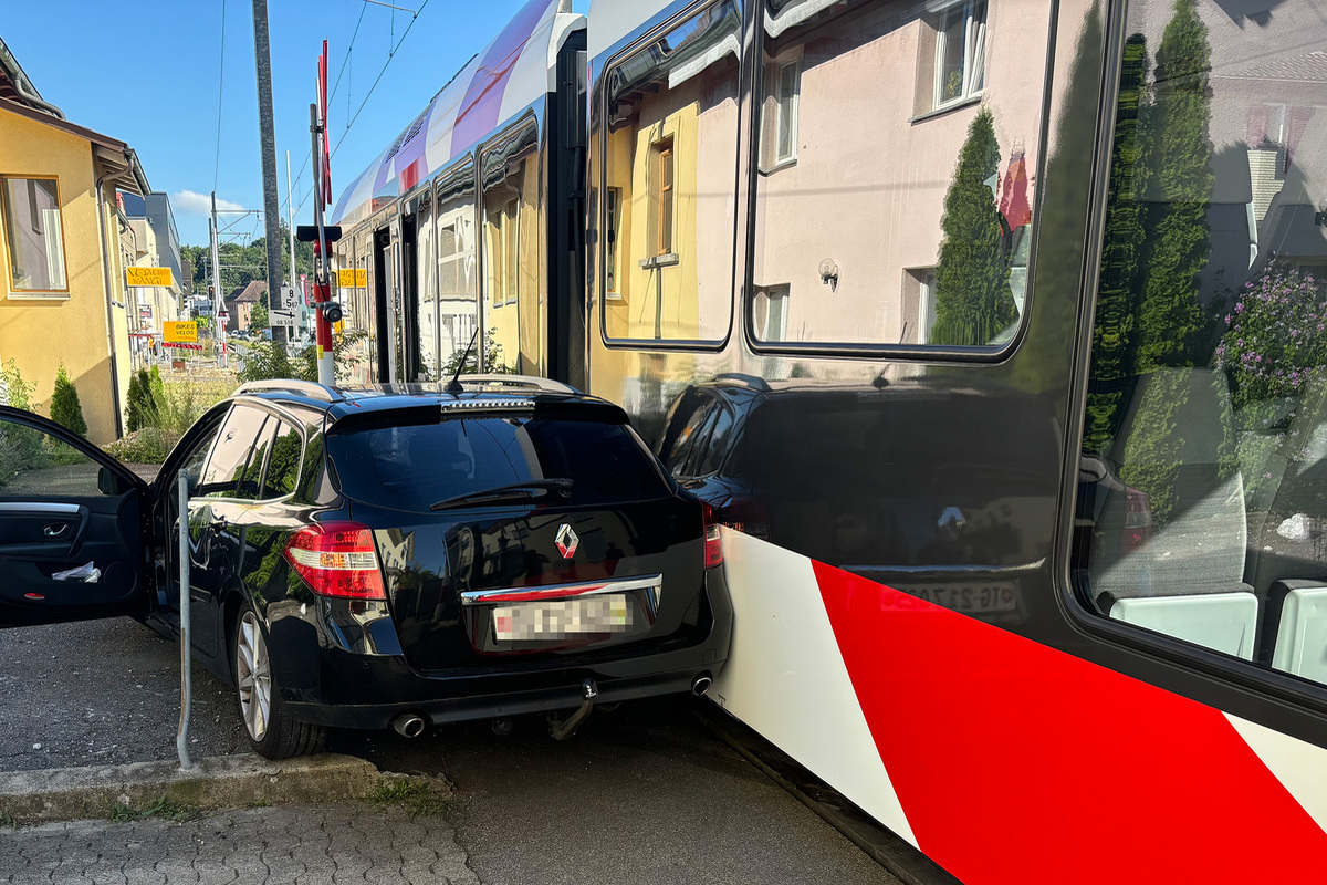 Wängi TG - Autofahrer kollidiert mit der Frauenfeld-Wil-Bahn