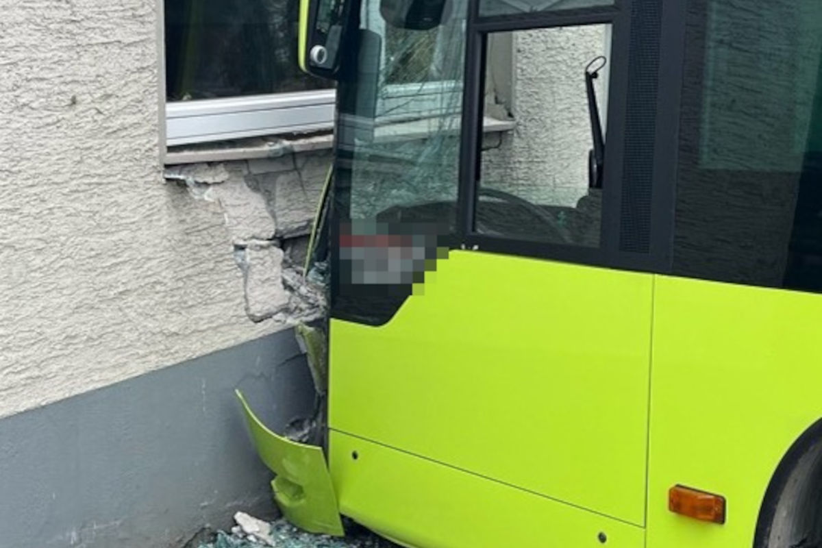 Radevormwald – Linienbus rollt führerlos gegen Hauswand
