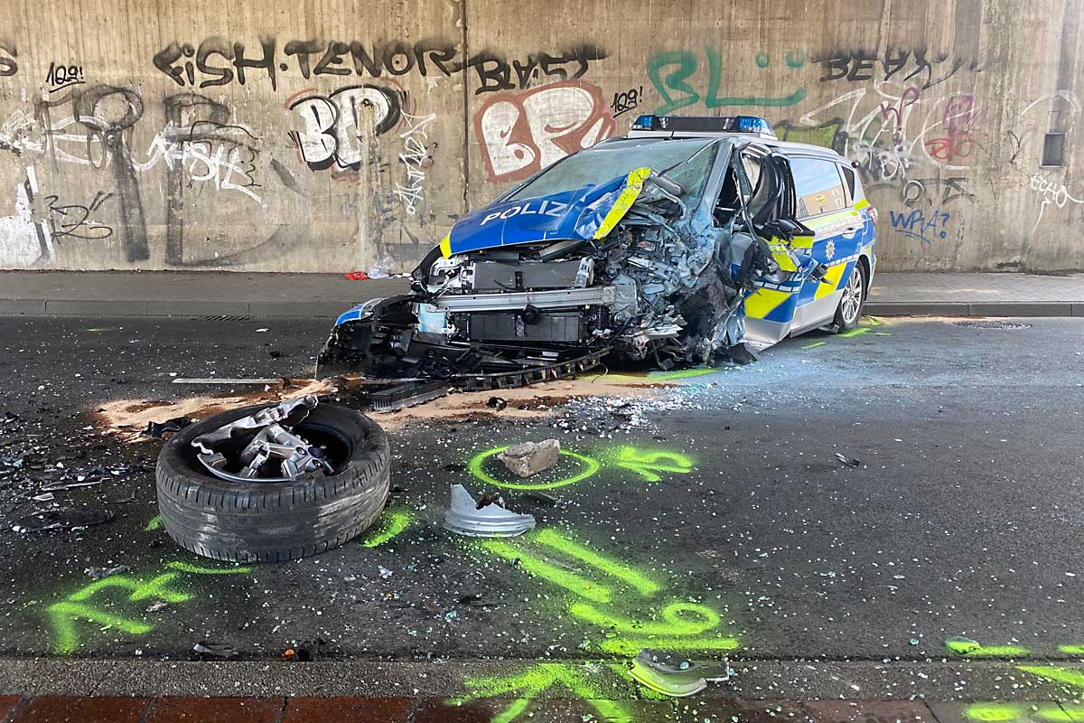Mülheim an der Ruhr - Streifenwagen verunglückt in Unterführung - Zwei Beamte schwer verletzt!
