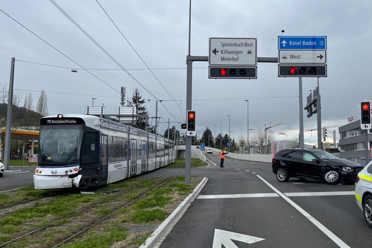 Kollision zwischen Volvo und Limmattalbahn auf der Industriestrasse in Spreitenbach