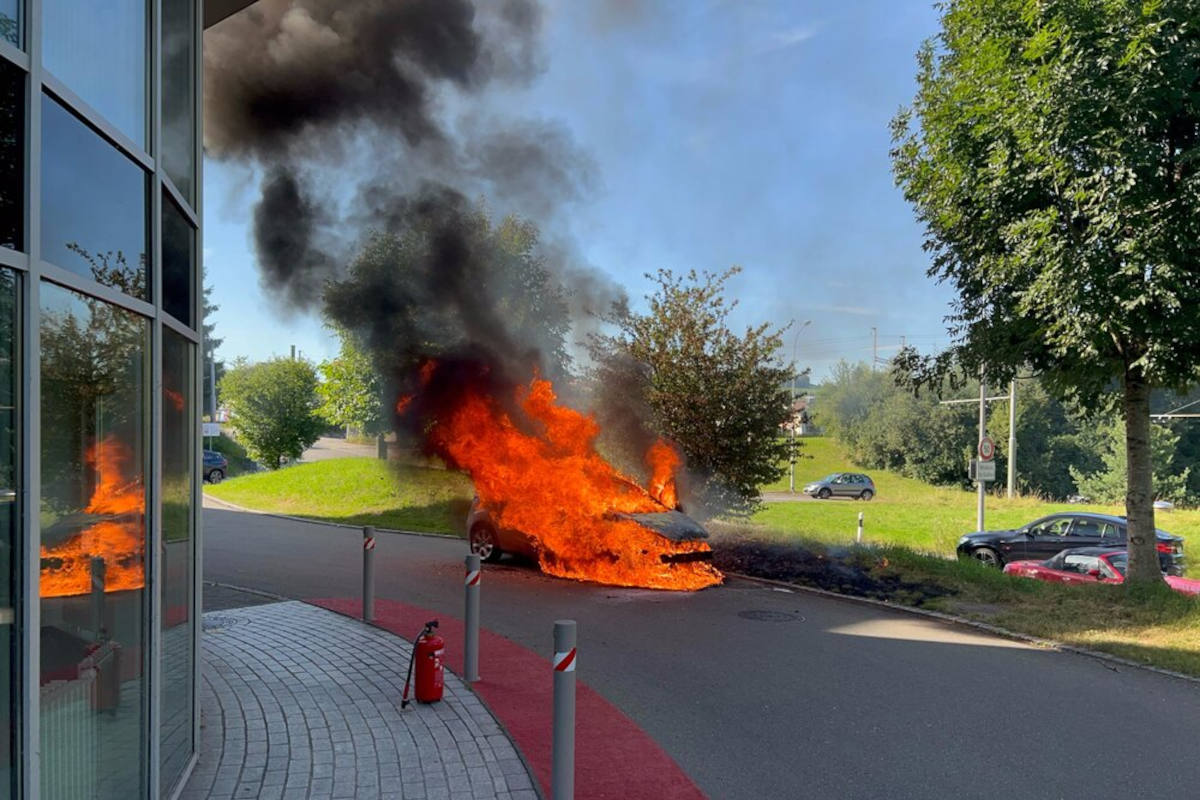 Stadt St. Gallen – Fahrzeug brennt aufgrund eines technischen Defekts komplett aus