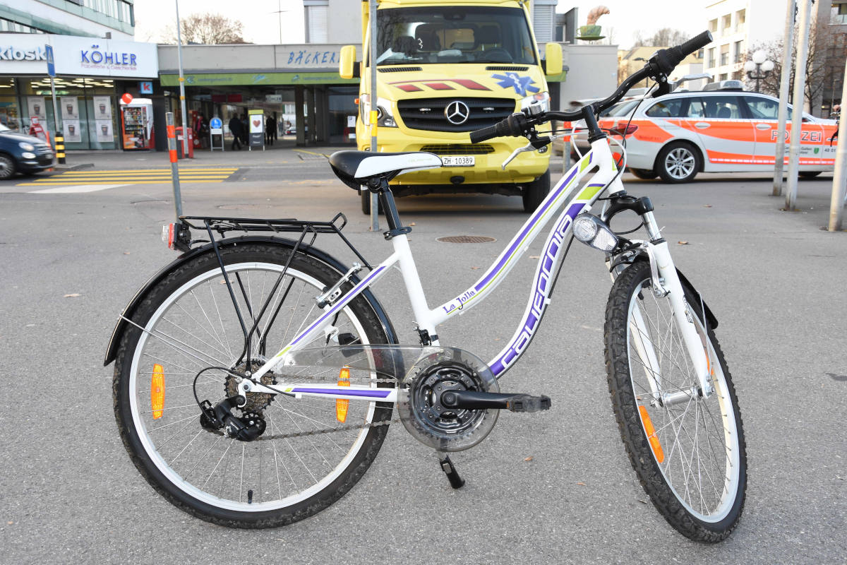 Rapperswil-Jona SG – Auto prallt auf Fussgängerstreifen in Velo