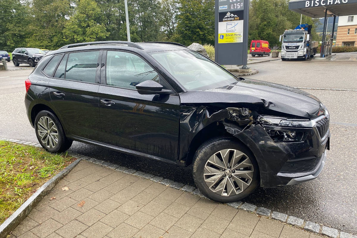 Laufen BL – Überholmanöver zwischen Personenwagen und Traktor führt zu Streifkollision