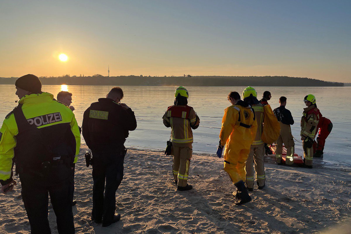 Berlin – Eissegler bricht auf dem Wannsee ein