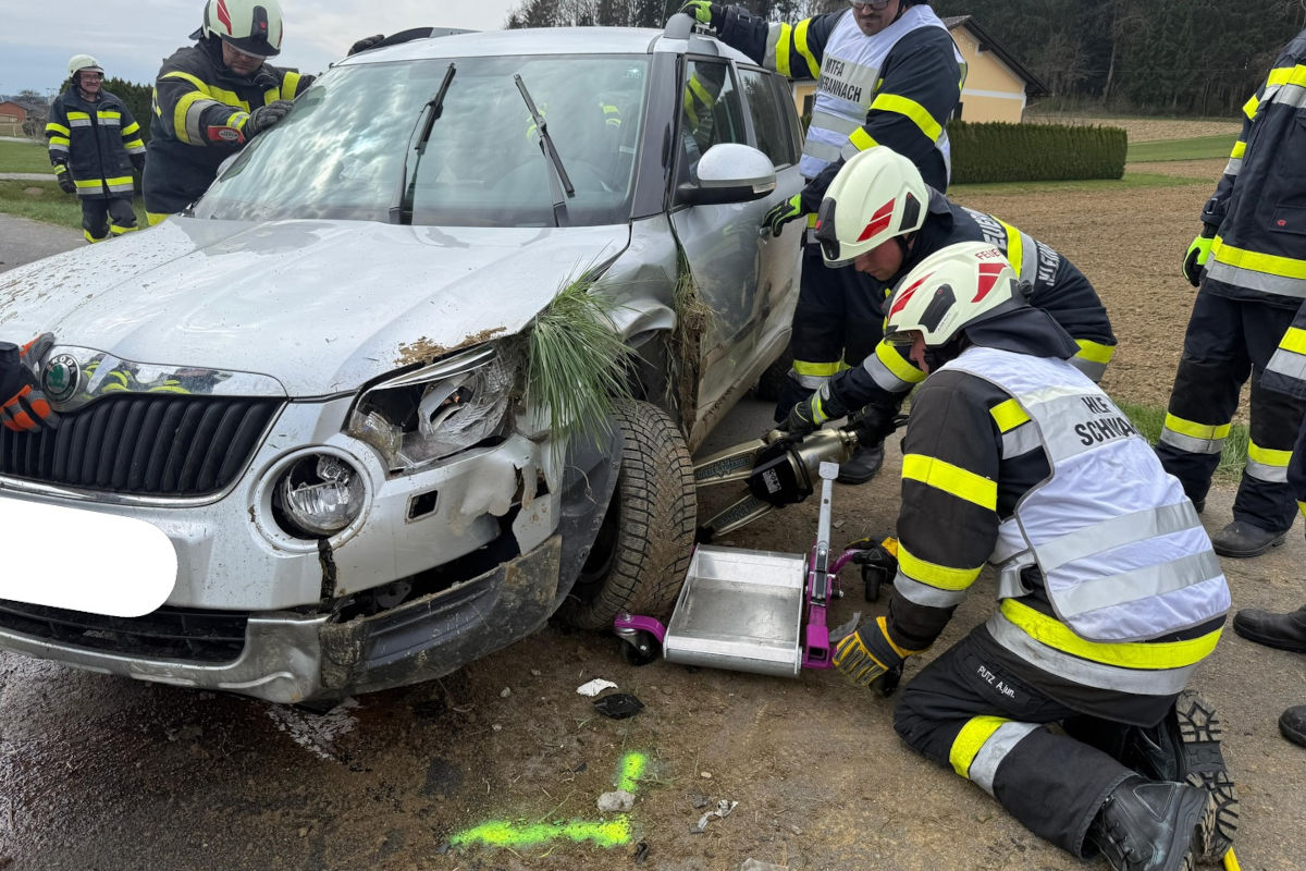 Mitterlabill – Pkw überschlägt sich nach Unfall mit Lieferwagen