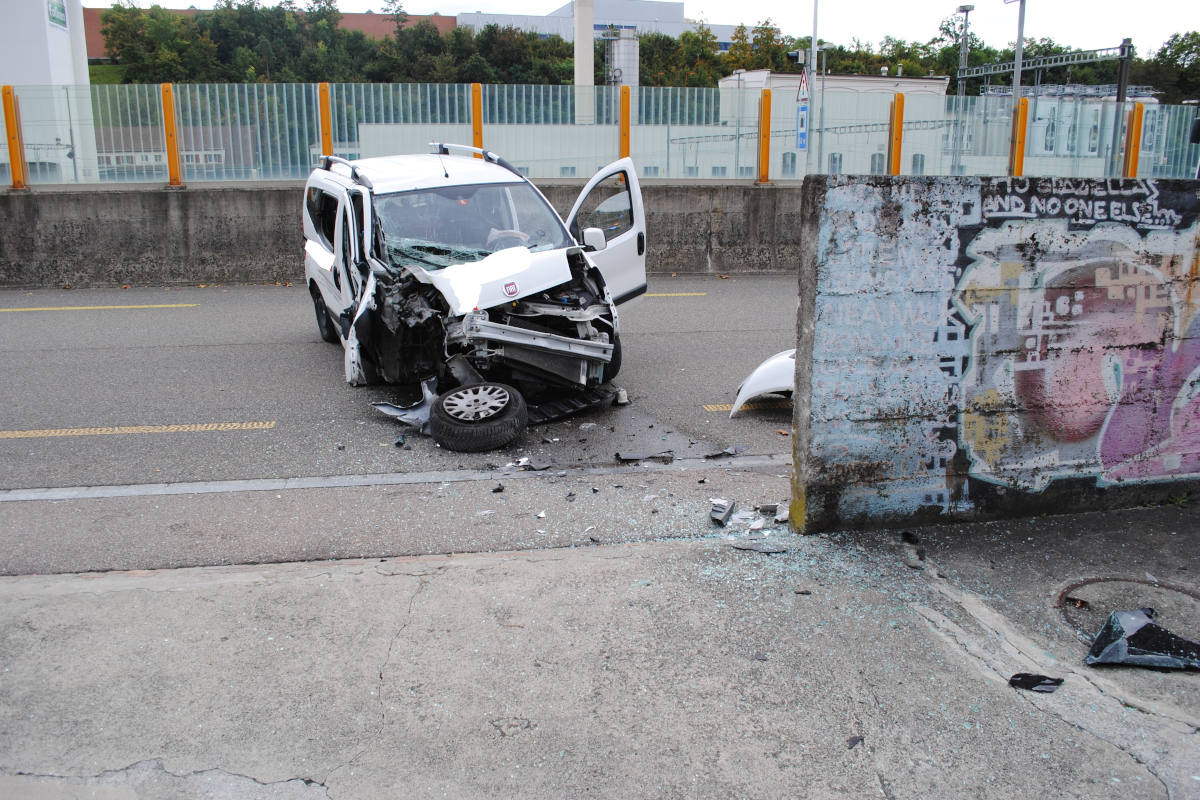 Stadt Schaffhausen – Autofahrer kollidiert mit Mauer