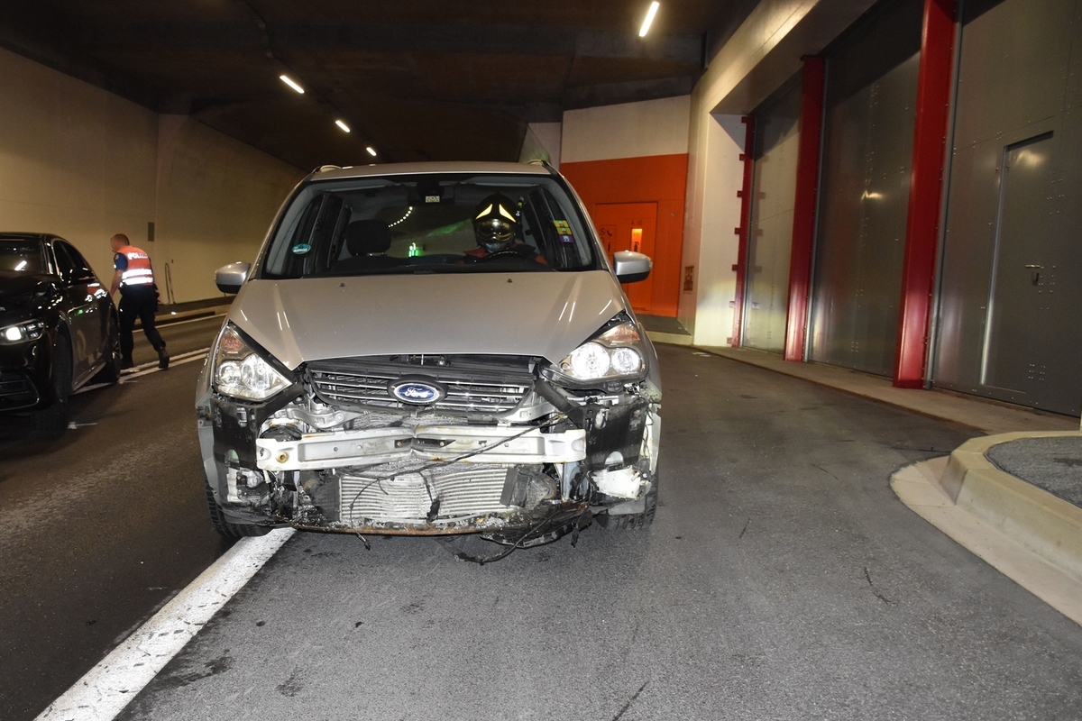 Küblis GR - Rad löst sich von Anhänger und verursacht Unfall im Tunnel 
